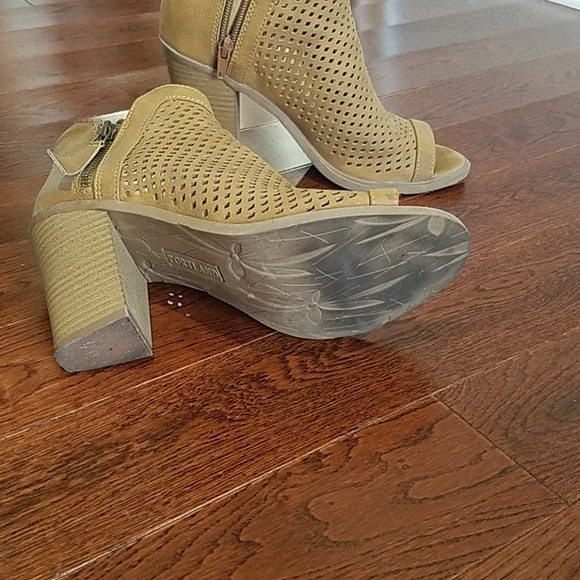 Camel cutout ankle booties - Picture 3 of 4